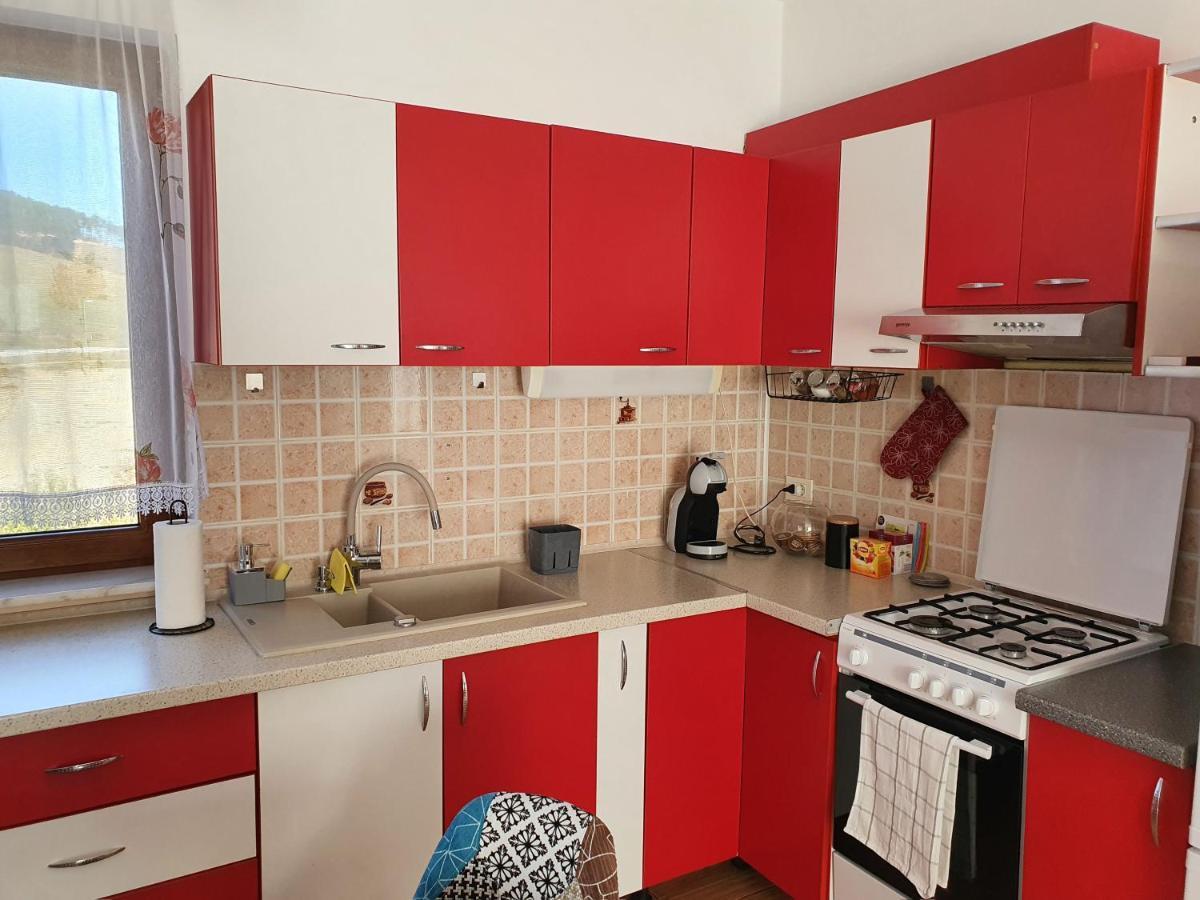 Apartament La Casa In Curte Comuna Apartment Codlea Bagian luar foto