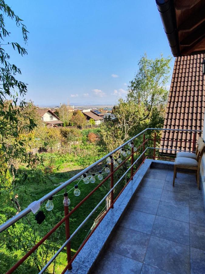 Apartament La Casa In Curte Comuna Apartment Codlea Bagian luar foto